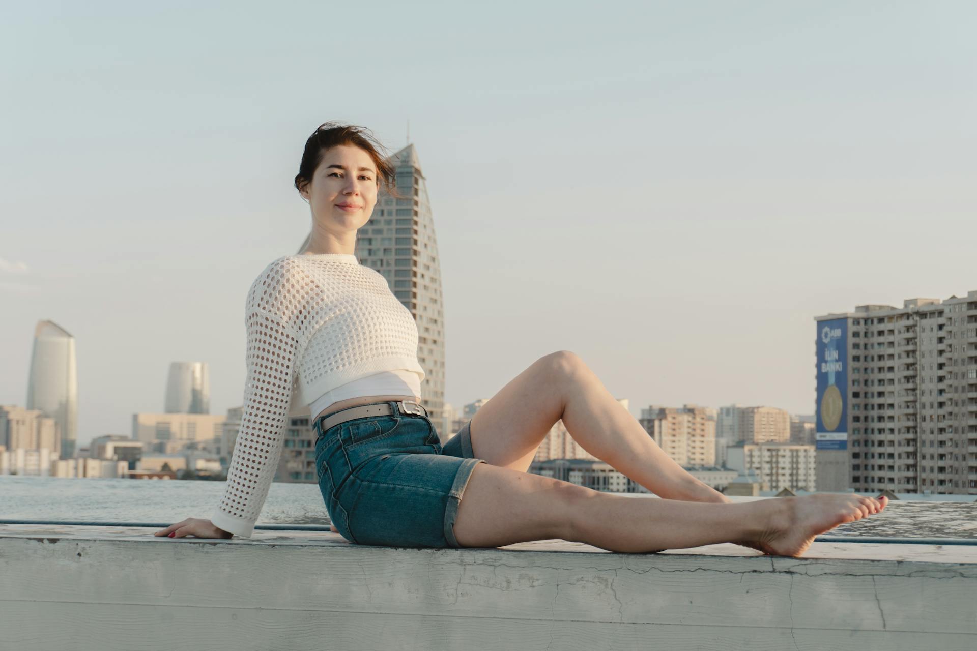 Ciepło, ale jeszcze nie gorąco – stylizacje, które trafiają w pogodowy balans